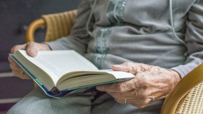 lectura para mayores en residencia de ancianos en Burgos